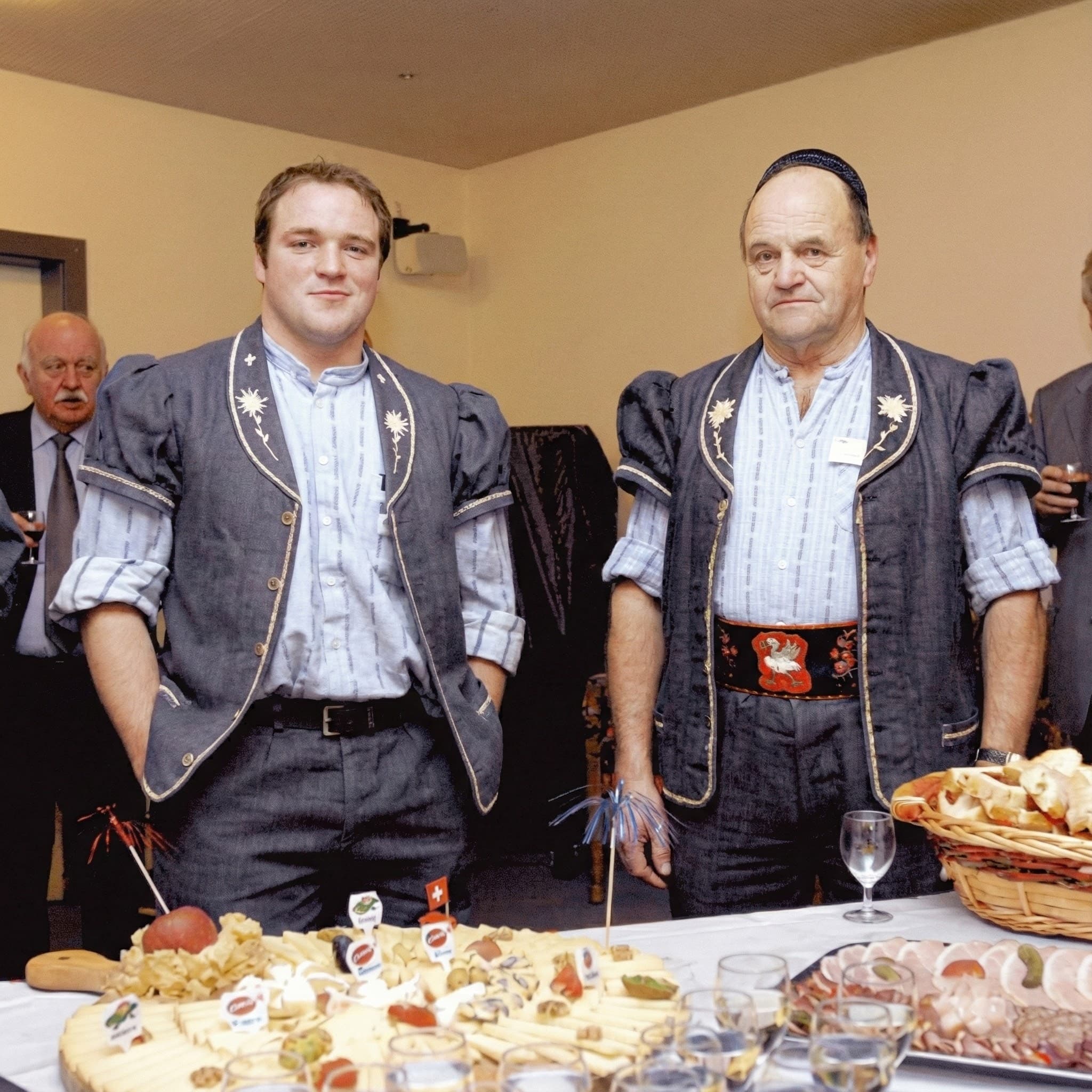 Stéphane und das Team des Chalet Fribourgeois an einem Marktstand