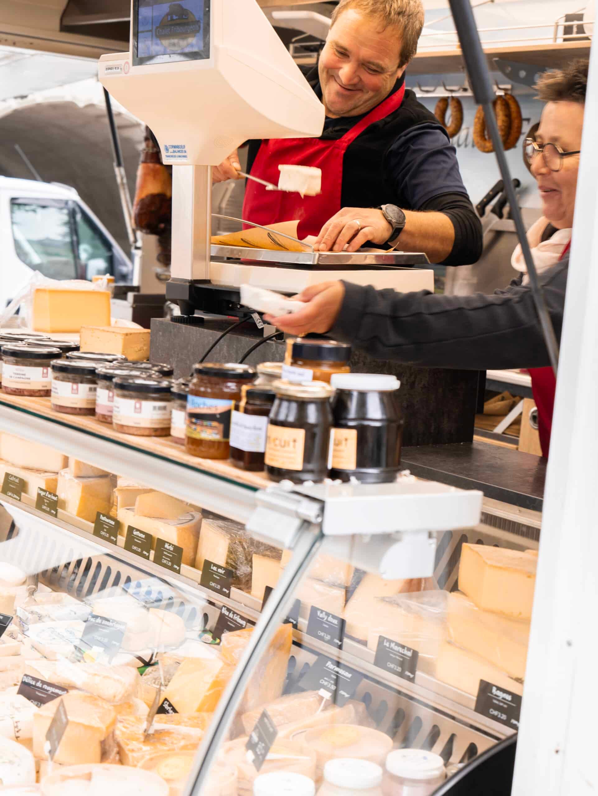 Regionale Charcuterie und Käse auf einem Marktstand