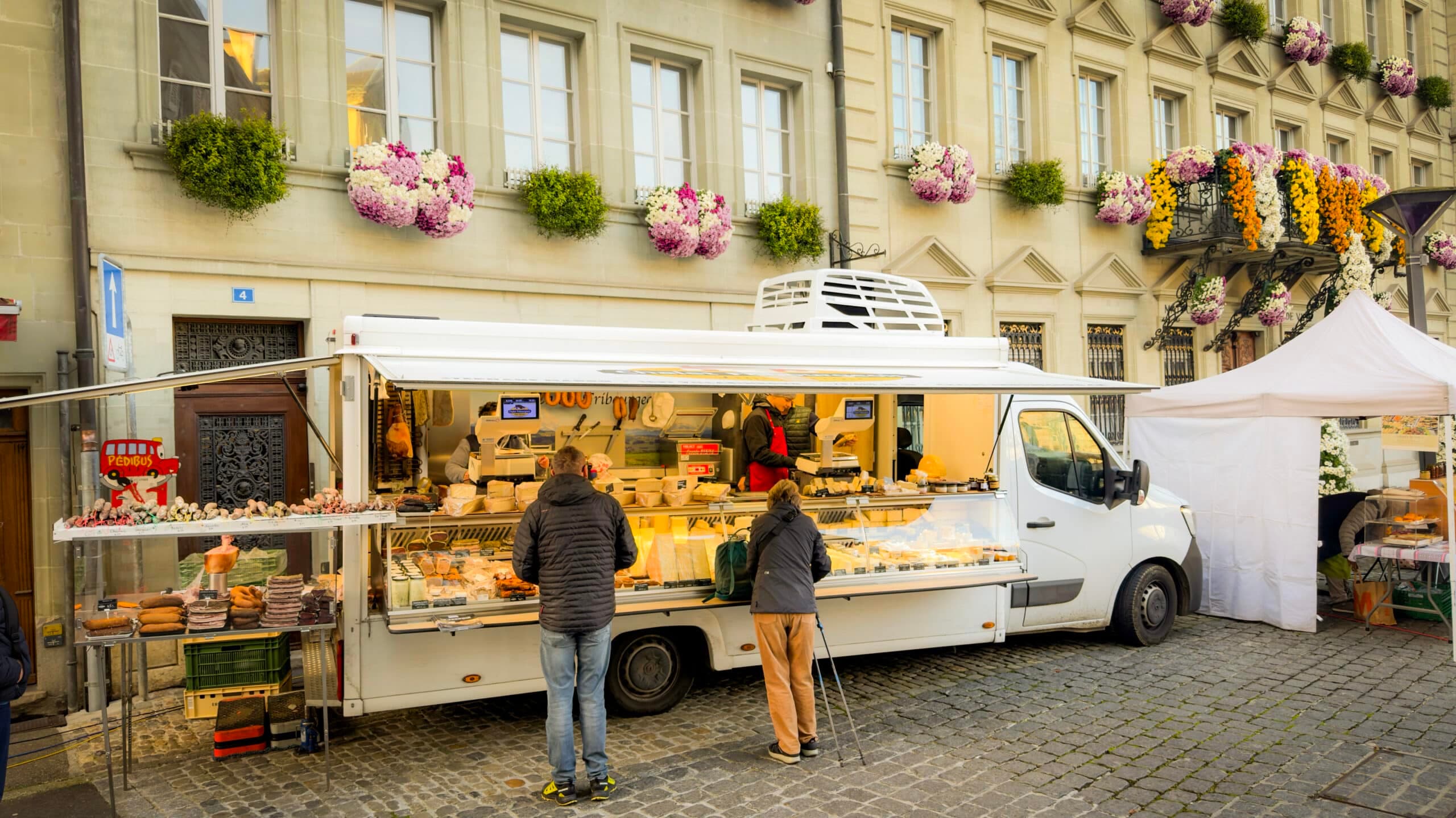 Marktstand mit Käse und Fleischspezialitäten vom Chalet Fribourgeois